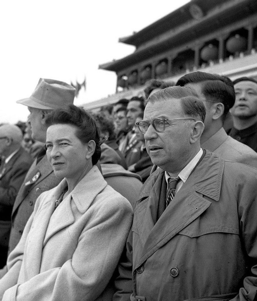 جون بول ساتر مع شريكته الفيلسوفة سيمون دي بوفوار، في بكين عام 1955.