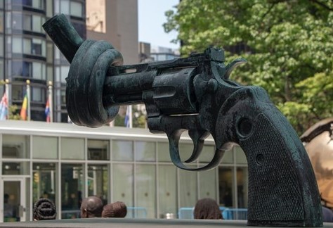 Non-Violence or “The Knotted Gun” by Carl Fredrik Reuterswärd, outside the UN Headquarters in New York, NY, USA. (Photo by Matthew TenBruggencate on Unsplash)