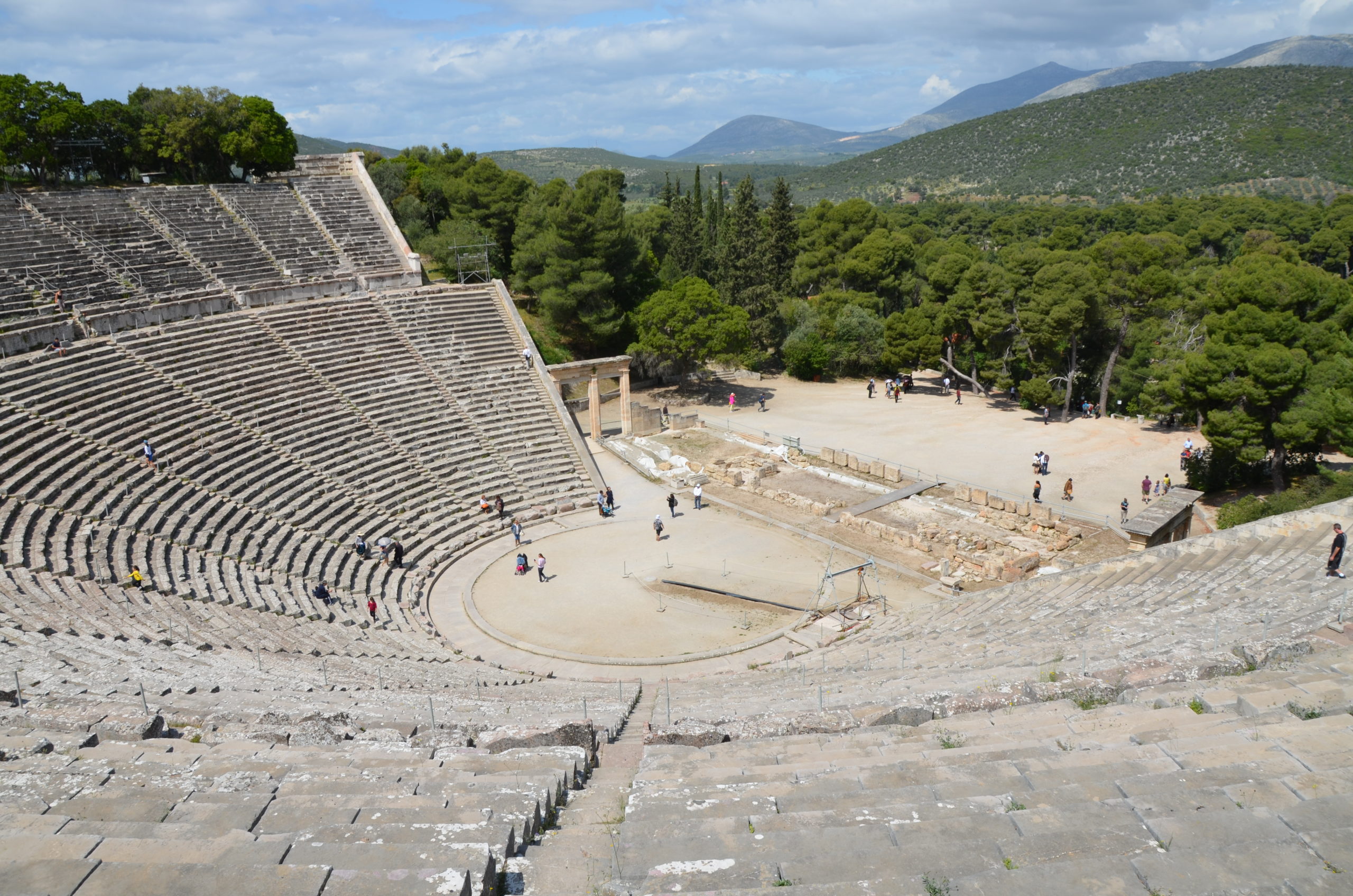 مسرح إبيداوروس القديم (اليونان)