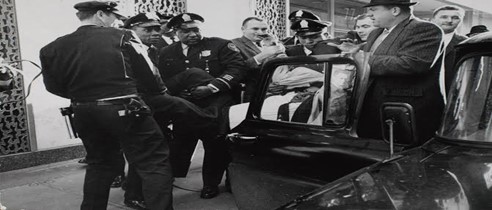صورة تلتقط لحظة اعتقال جايمس فورمان الأب، تصوير: داني ليون، 1963.