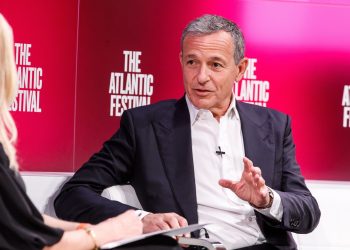 الرئيس التنفيذي لشركة ديزني يفهم سبب رغبة الموظفين في أن يكون المدراء أكثر اهتمامًا بالسياسة | من «ذا أتلانتيك»