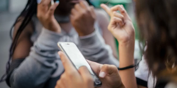 الأطفال في سن الثامنة يستخدمون وسائل التواصل الاجتماعي أكثر من أي وقت مضى