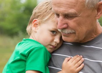لماذا يعد قضاء الوقت مع الأجداد وقتًا قيمًا جدًّا للأطفال | من «سيكولوجي توداي»