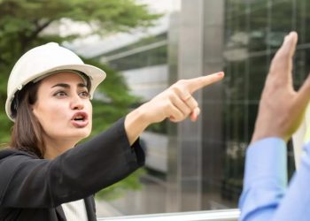 ٧ علامات تدل على أن شخصًا ما يعاني من “متلازمة الغرور” | من «سيكولوجي توداي»