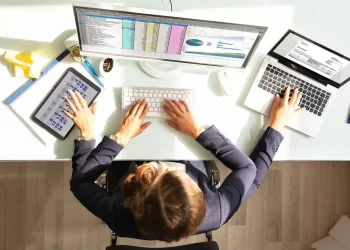 كيف يمكن أن يؤدي الإفراط في تعدد المهام في العمل إلى إبطائك؟ | من «MIT SMR»