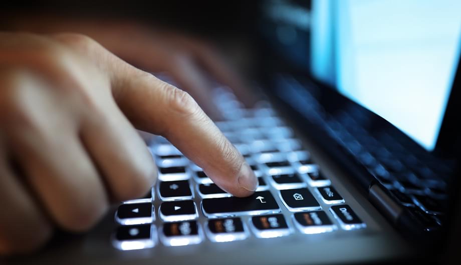 الوجود يسبق الإعجاب: كيف تُعرّفنا سُلوكيّاتنا على شبكة الإنترنت